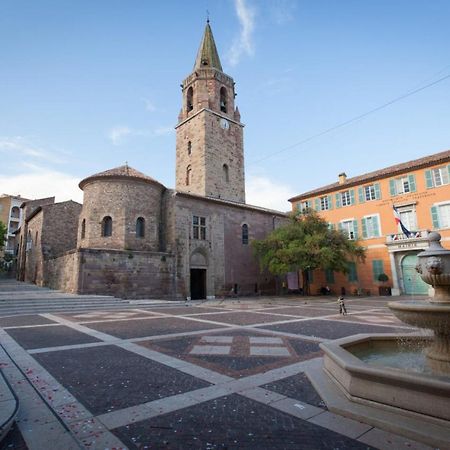 Formidable Studio Au Coeur Historique De Frejus Apartment Luaran gambar
