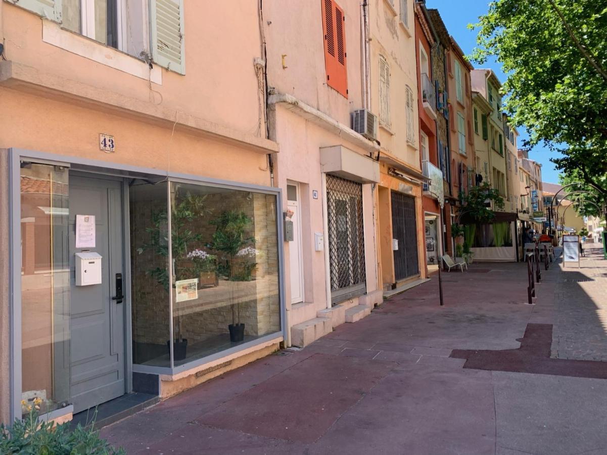 Formidable Studio Au Coeur Historique De Frejus Apartment Luaran gambar