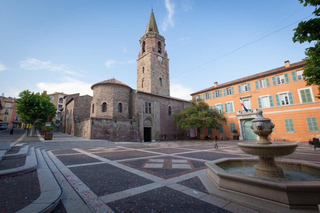 Formidable Studio Au Coeur Historique De Frejus Apartment Luaran gambar