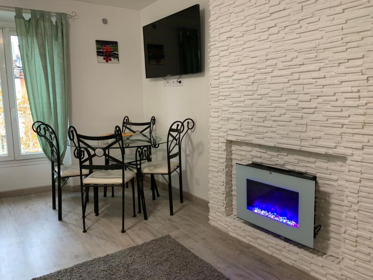 Formidable Studio Au Coeur Historique De Frejus Apartment Luaran gambar